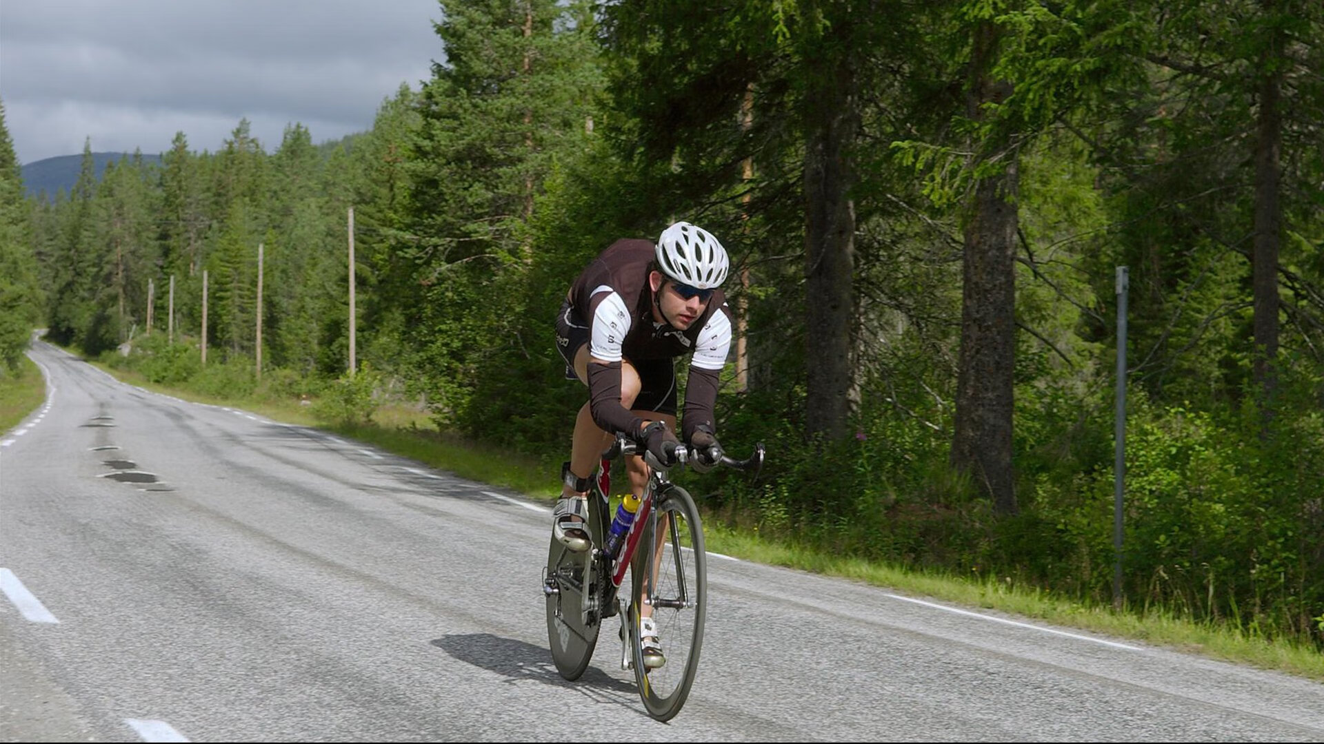 最后一圈绝杀，拉塞尔带队红牛终结梅赛德斯王座